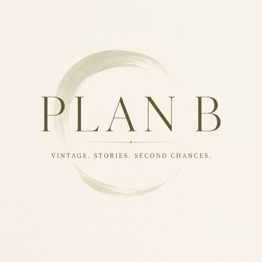Logo Plan B z hasłem Vintage. Stories. Second Chances. na beżowym tle z zielonym pędzlowym okręgiem.